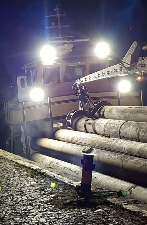 Servicio de grúa sobre embarcación